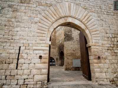 E� arrivato ora il momento di entrare. Attraversiamo il portale con architrave a sesto rialzato...
